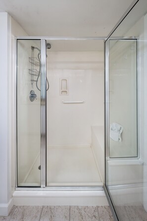 Combined shower/bathtub, hair dryer, towels - PI 507: Breezy Bliss - Don't Miss Out! You Really Want To Stay Here! (Fort Walton Beach)