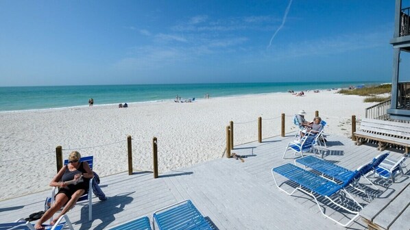 Plage, chaises longues, serviettes de plage