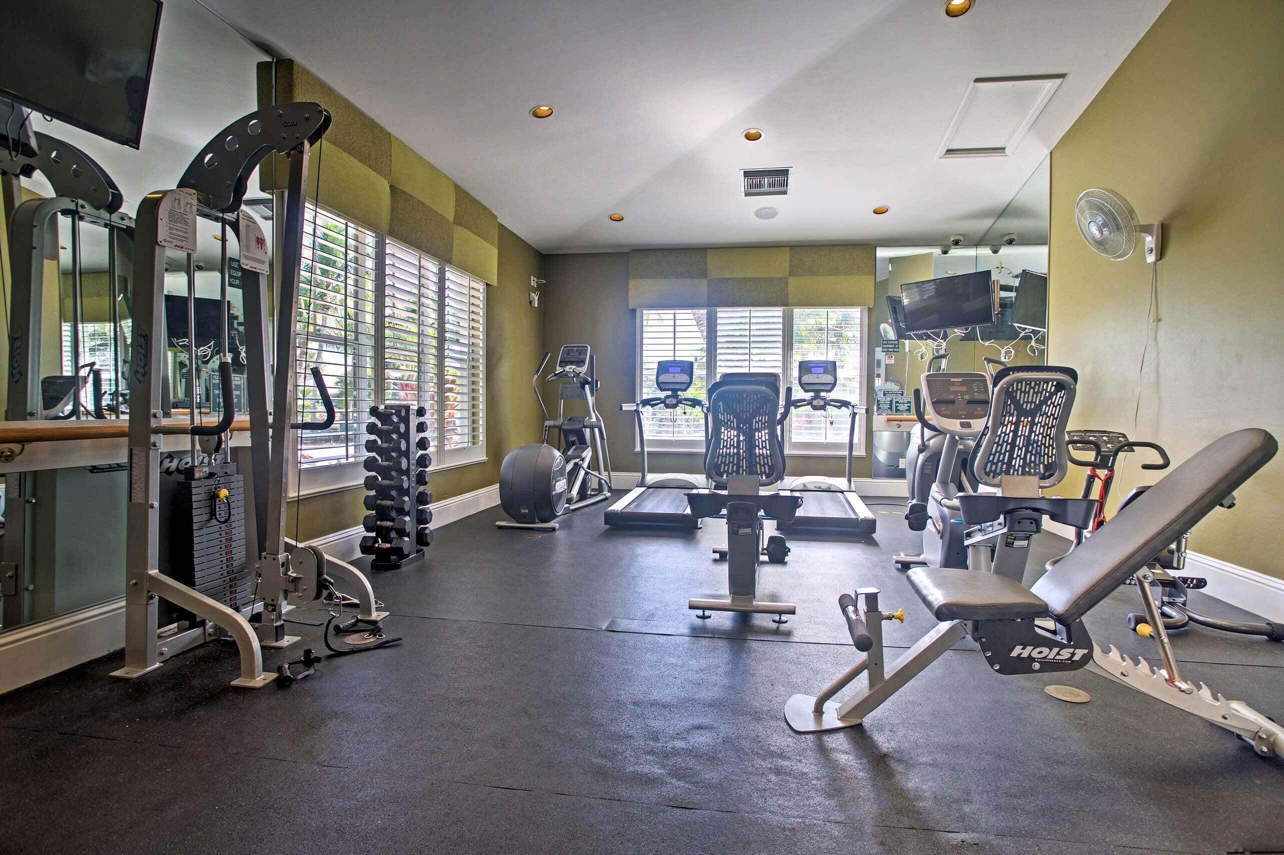 Ein Fitnessstudio mit Trainingsgeräten, Laufbändern und Gewichtsmaschinen.
