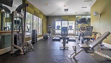 Ein Fitnessstudio mit Trainingsgeräten, Laufbändern und Gewichtsmaschinen.