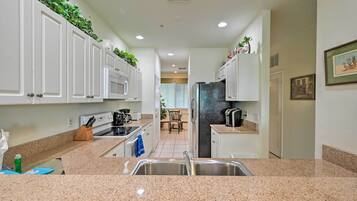 Fridge, microwave, stovetop, dishwasher