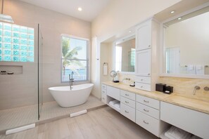 Badewanne, Haartrockner, Handtücher, Seife