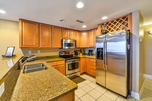 Jääkaappi, mikroaaltouuni, uuni, liesi