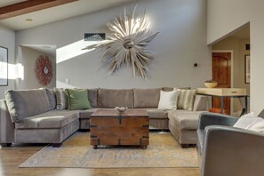 TV, fireplace, books, stereo - Dtwn Palm Springs Condo: BBQ, Pool, Fire Pit, etc! (Palm Springs)