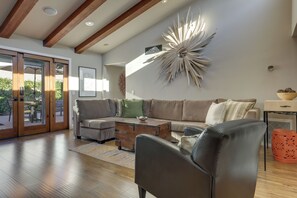 TV, fireplace, books, stereo - Dtwn Palm Springs Condo: BBQ, Pool, Fire Pit, etc! (Palm Springs)