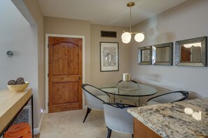 Dining - Dtwn Palm Springs Condo: BBQ, Pool, Fire Pit, etc! (Palm Springs)