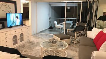 Televisor, llibres i biblioteca musical