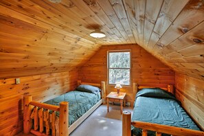 2 bedrooms, bed sheets - Private South Boardman Cabin on 10 Forest Acres! (South Boardman)