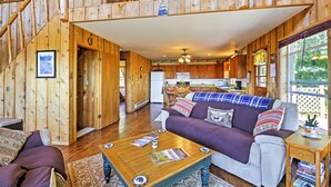 L’intérieur d’une cabane en bois comprend un salon, une cuisine et un escalier.
