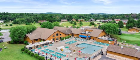 Een binnenzwembad, een verwarmd zwembad