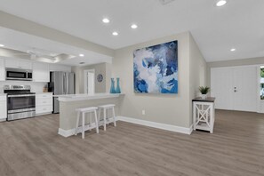 Kylskåp, mikrovågsugn, ugn och spishäll