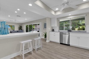 Kylskåp, mikrovågsugn, ugn och spishäll