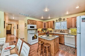 Fridge, microwave, stovetop, dishwasher