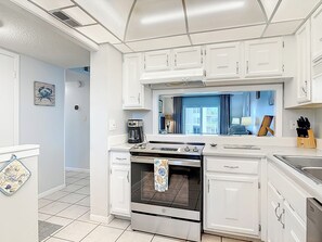 Kjøleskap, mikrobølgeovn, ovn og kokeplater