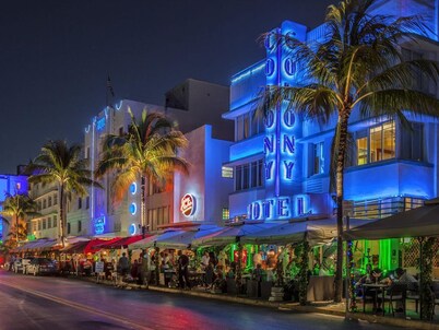 Modern SoBe Gem! Balcony, Pool, Walk to Beach, BBQ, Fast Wi-Fi, Near Hotspots