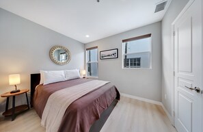 1 bedroom, iron/ironing board, free WiFi, bed sheets - Modern SoBe Gem! Balcony, Pool, Walk to Beach, BBQ, Fast Wi-Fi, Near Hotspots (Miami Beach)