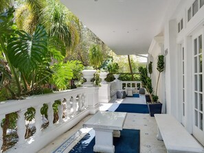 Terrace/patio - Modern SoBe Gem! Balcony, Pool, Walk to Beach, BBQ, Fast Wi-Fi, Near Hotspots (Miami Beach)