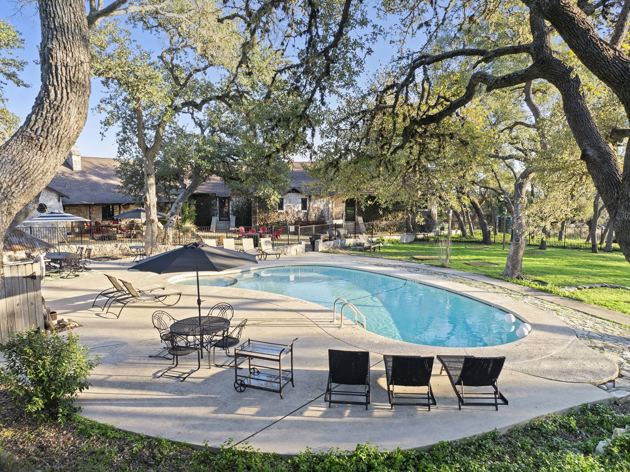 10 Bedroom Hill Country Retreat with Pickleball, Tennis and Pool- Stonehaven Ran