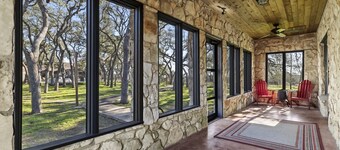 Encantadora casa de 10 habitaciones ubicada en 200 acres con piscina. Duerme 22 !!!