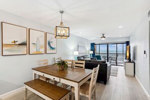 Interior - Villa Madeira 408 Beautifully updated, Walk to John's Pass, Beach front! (Madeira Beach)