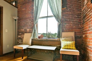 Interior - BestLocation|Romantic|ViewBridgeFromBed|Couples|Pets|Photo backdrop|Nightlife!!! (Stillwater)