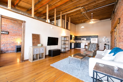 BestLocation|Romantic|ViewBridgeFromBed|Couples|Pets|Photo backdrop|Nightlife!!!