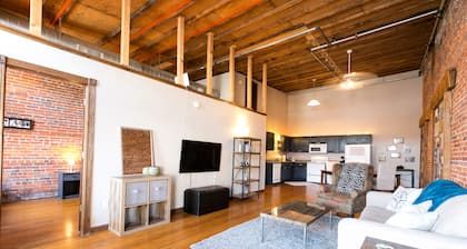 BestLocation|Romantic|ViewBridgeFromBed|Couples|Pets|Photo backdrop|Nightlife!!!