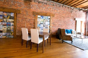 Dining - BestLocation|Romantic|ViewBridgeFromBed|Couples|Pets|Photo backdrop|Nightlife!!! (Stillwater)