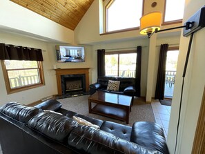 Smart TV, fireplace - American Great Outdoors @ Spring Brook Resort (Wisconsin Dells)