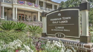 Señal de Harbour Town Golf Links, un American Grill, con el número 11.