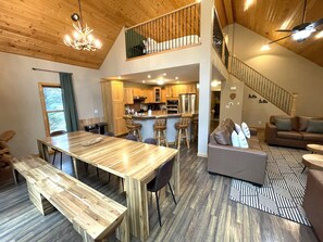 Smart TV, chimenea, futbolito y tenis de mesa