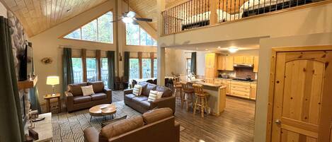 Smart-tv, een open haard, tafelvoetbal en een tafeltennistafel