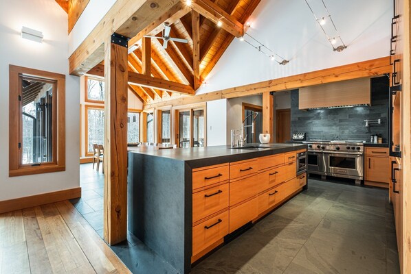 Fridge, microwave, oven, stovetop - Grand Foret Villa | Luxurious Chalet with Hot Tub and Outdoor Firepit / Tremblant Living (Mont-Tremblant)