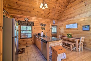 Kylskåp, mikrovågsugn, spishäll och diskmaskin