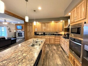 大冰箱、微波炉、烤箱、炉灶