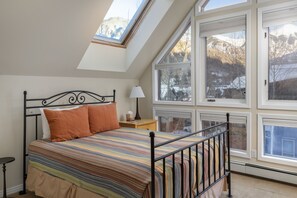 2 bedrooms, iron/ironing board, free WiFi, bed sheets - Spacious Winter Condo by InvitedHome | Spring Break, Top Floor, In Town, Hot Tub (Telluride)