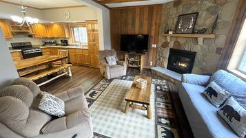 Una televisión, una chimenea