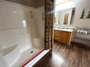 Combined shower/bathtub, hair dryer, towels