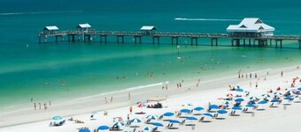 4 minute walk to Beach-Free parking-Great location.