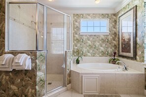 Ensemble douche/baignoire, sèche-cheveux, serviettes fournies