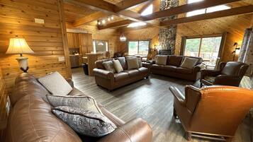 Una televisión, una chimenea, una mesa de tenis de mesa