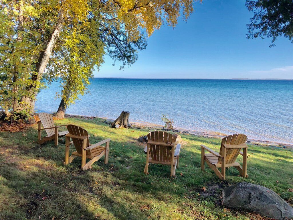 Cabin-style home near Suttons Bay. West Bay beachfront. Fireplace. Central AC