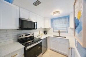 冷蔵庫、電子レンジ、オーブン、コンロ