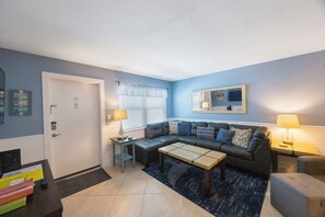 Smart TV - Updated Ground Floor Unit - Steps to Pool & Beach (Madeira Beach)