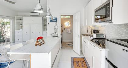 Golf, Shop & Hike: Sleek Rancho Mirage Studio