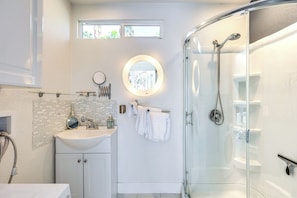 Hair dryer, towels - Golf, Shop & Hike: Sleek Rancho Mirage Studio (Rancho Mirage)
