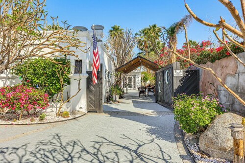 Golf, Shop & Hike: Sleek Rancho Mirage Studio