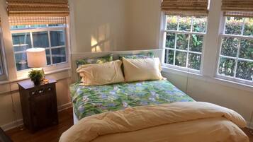 3 bedrooms, iron/ironing board, internet, bed sheets