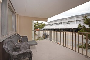 Property grounds - Spacious, comfy 2 bedroom condo with free WiFi and a wide balcony located midtown on the ocean block just a short walk to the beach! (Ocean City)