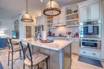 COMPLETELY COASTAL! PRIVATE HEATED POOL! 3 BR 2 BA Close to John's Pass!